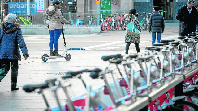 La llegada de nuevos servicios de movilidad reduce los usuarios del Bizi Zaragoza.