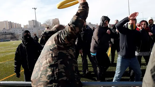 Simpatizantes de Vox (de espaldas) discuten con algunos de los manifestantes que han intentado boicotear una comida que organizaban en el campo de fútbol del Gornal, en L' Hospitalet.
