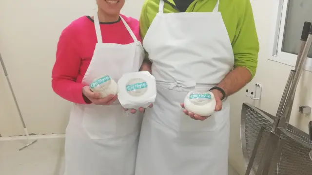 Verónica Valenzuela y Jesús García,  en el obrador donde elaboran los quesos Ojos Negros.