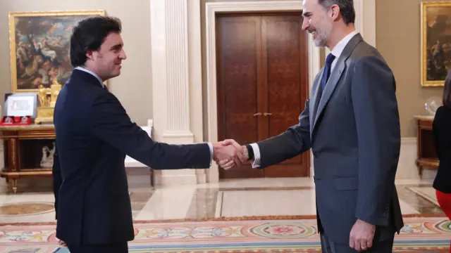 El Rey saluda al notario aragonés Diego Martínez Sancho el pasado viernes en el Palacio de la Zarzuela.