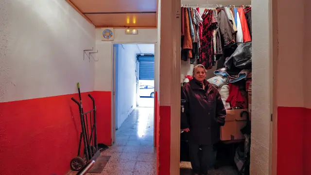 Rosario Planas muestra el interior del trastero en el que guarda todas sus pertenencias.