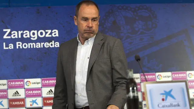 Víctor Fernández, con un elocuente gesto, al inicio de la rueda de prensa que ofreció al término del Real Zaragoza-Málaga de este domingo en La Romareda.