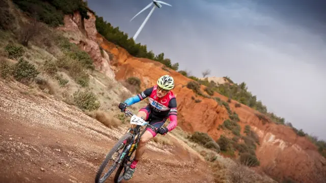 Un ciclista compite en los áridos terrenos de la provincia de Teruel.