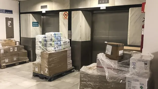 Una de las dependencias del hospital Miguel Servet con cajas de suministros