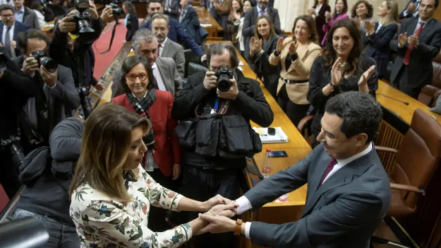 Juan Manuel Moreno recibe la felicitación de Susana Díaz tras ser investido presidente de Andalucía.