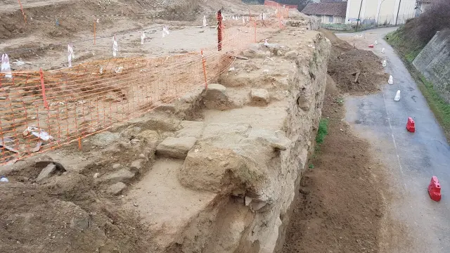 Restos de la posible muralla musulamana de Barbastro que podrían desaparecer por el trazado de la travesía.