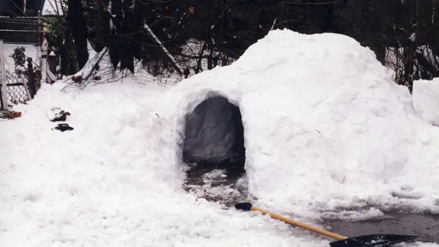 Al construir un iglú, es importante que no queden huecos muy grandes entre los bloques de hielo.