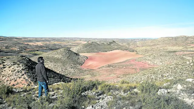 José Luis Artal contempla el 'volcán' de Moneva, un ejemplo espectacular de diapiro salino.