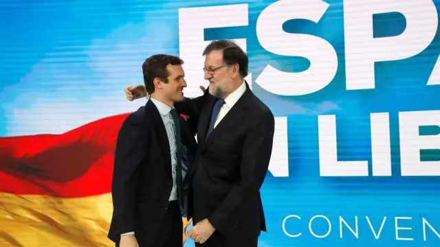 El presidente del PP, Pablo Casado, junto al expresidente del Gobierno, Mariano Rajoy.