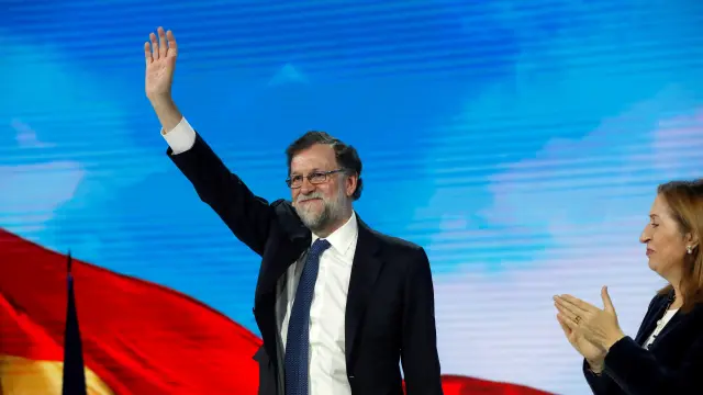 El expresidente del Gobierno, Mariano Rajoy, junto a la presidenta del Congreso, Ana Pastor, en la Convención Nacional.