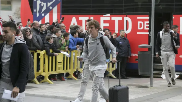 Antoine Griezmann, del Atlético de Madrid, en su llegada a Huesca.