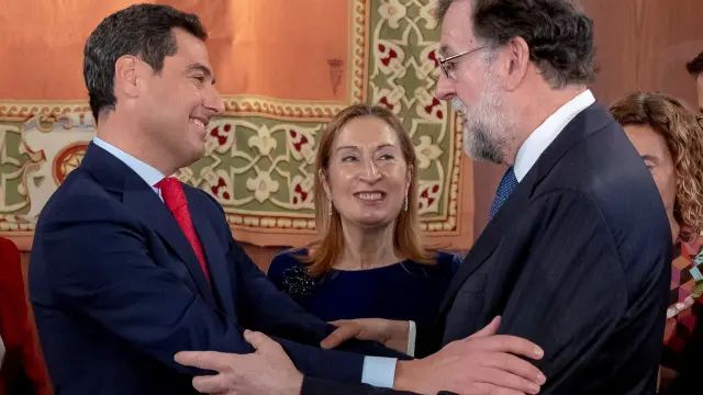 Moreno es felicitado por Mariano Rajoy.