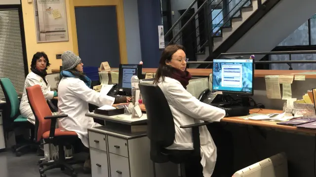 Las empleadas de admisiones del Centro de Salud de San Pablo trabajan con guantes, bufanda y gorro por el frío.