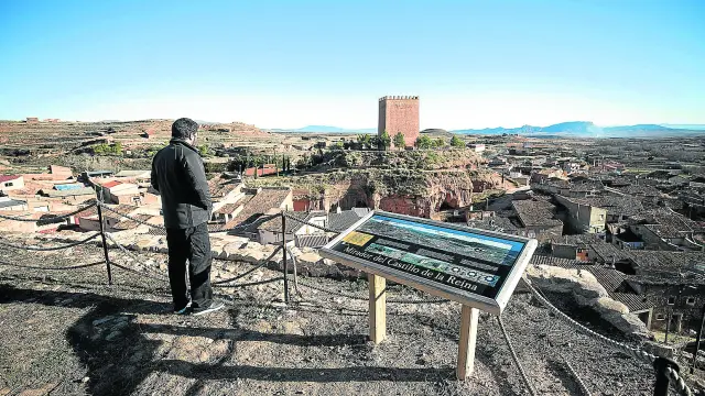 Vista de Villarroya de la Sierra y el torreón del Rey desde el mirador situado en el Torreón de la Reina.