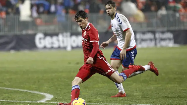 Alberto Soro arma la pierna izquierda para anotar el primer gol del Zaragoza.