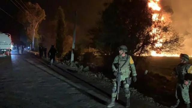 Personal militar trabaja junto al lugar donde se produjo la explosión de la toma clandestina de gasolina en México
