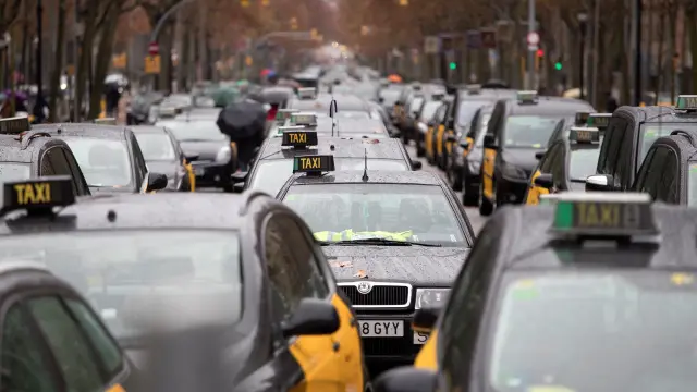 Centenares de taxistas continúan aparcados en el centro de Barcelona.