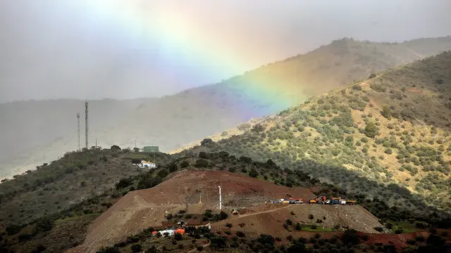 El arcoiris sale sobre el lugar donde se trabaja para encontrar al pequeño  Julen, este domingo, 20 de enero.