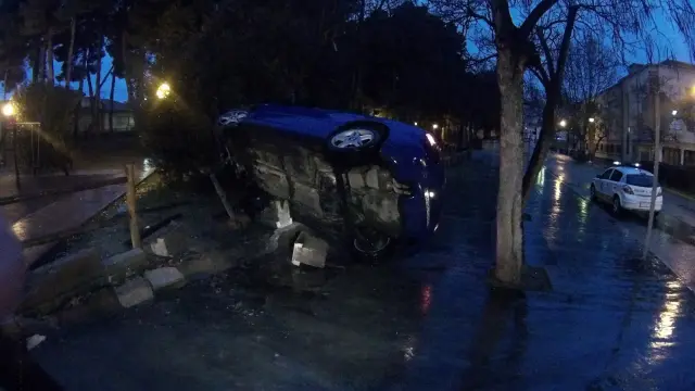 El vehículo accidentado en el parque 'El Lindo' de Andorra.