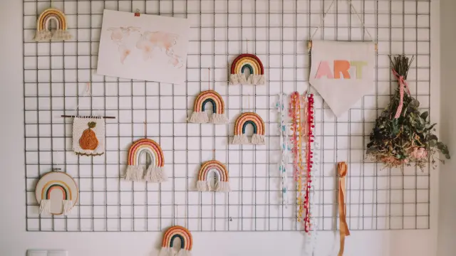 Los tapices de arcoíris de 'Peach&Apricot' han llevado la artesanía de Sara Ibarz a todo el mundo.