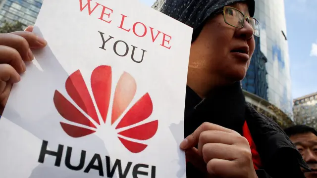 Una persona muestra su apoyo a la directora financiera de Huawei.