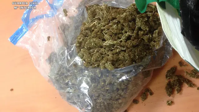 La marihuana seca iba en una bolsa hermética dentro de otra de basura.