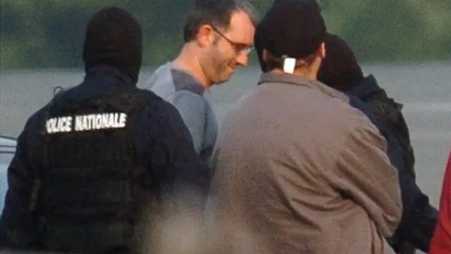 Antza -en el centro-, en una imagen de 2004, tras su detención en Francia.