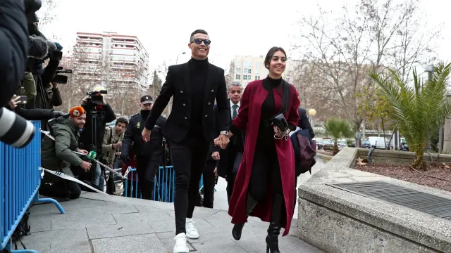 Cristiano Ronaldo y su pareja, Georgina Rodríguez, hacen el 'paseillo' ha su llegada a la Audiencia