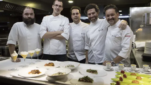 De izquierda a derecha, Óscar Rodríguez, Sergio López, Carlos Torres, Íñigo de Yarza López-Madrazo e Iván Acedo, con los platos del menú.