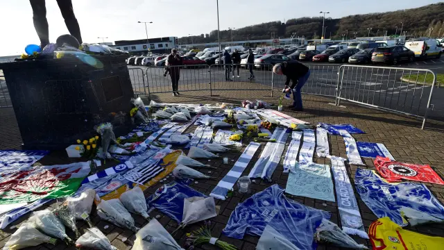 Flores y mensajes depositados en el estadio del Cardiff City, equipo que fichó al futbolista argentino Emilio Sala hace apenas una semana.