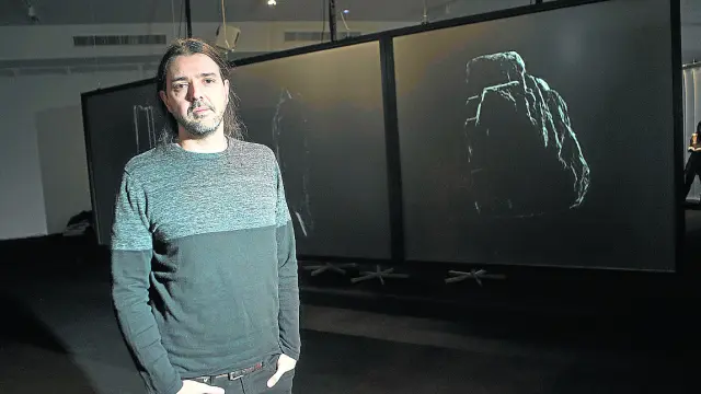 Néstor Lizalde explica su exposicion, que combina diversas técnicas visuales.