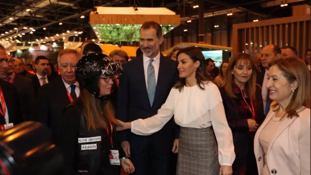 La reina Letizia rompe el protocolo para hacerse una foto con alumnos de Turismo de Aragón