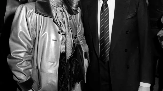 La actriz francesa, Catherine Deneuve, junto a su amigo y diseñador, Yves Saint Laurent.