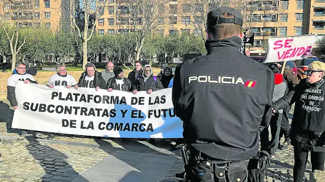 Protesta enfrente de la Aljafería de los vecinos de Andorra.