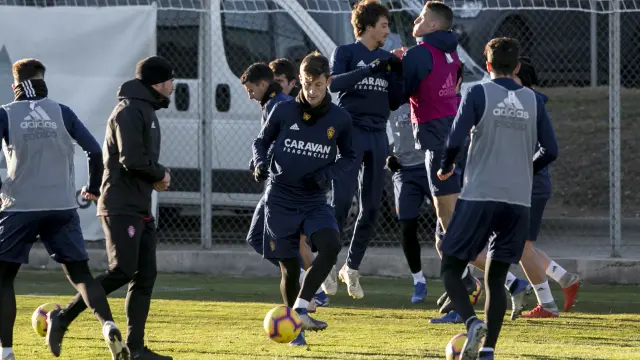 Los futbolistas del Real Zaragoza, durante el entrenamiento de este jueves.