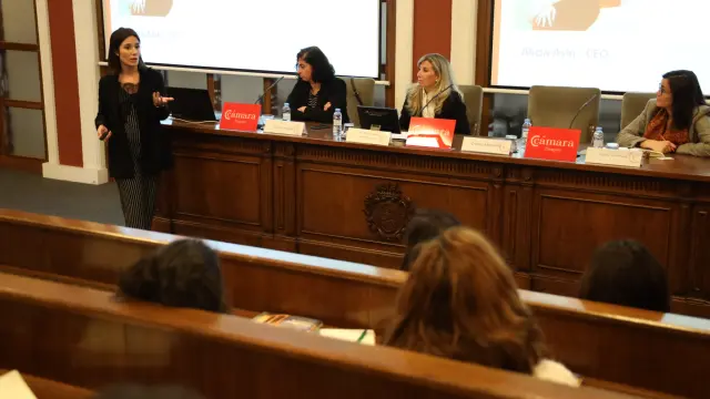 Las tres ponentes que han participado en la jornada sobre Mujeres y tecnología en la Cámara de Comercio de Zaragoza, María Villarroya, Cristina Aranda y Cristina Amoribieta