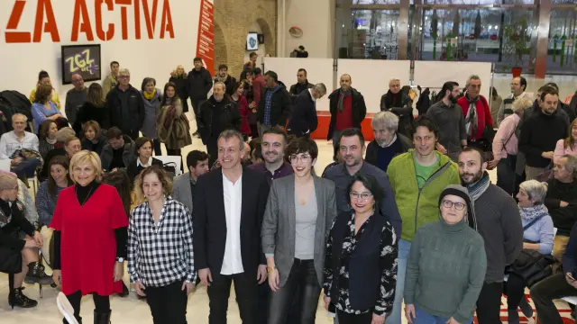 Violeta Barba, rodeada de los miembros de su candidatura
