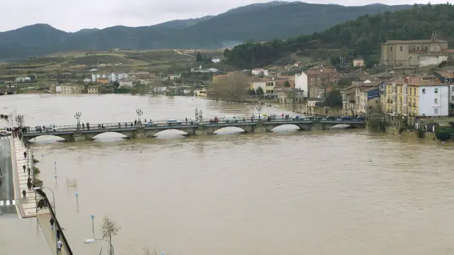 La crecida del Ebro a su paso por la localidad burgalesa de Miranda de Ebro.