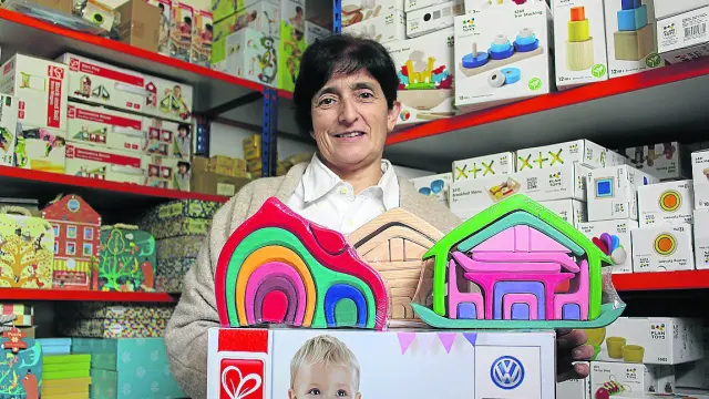 Montse Foguet, en el almacén de su tienda 'online' de juguetes, situado en Villanueva de Sijena.