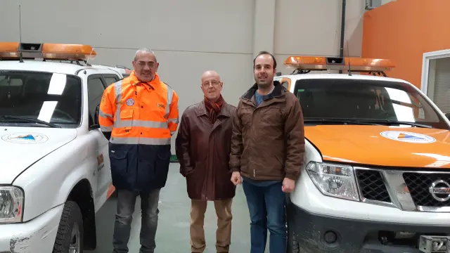 Los presidentes de la AVPC y de la comarca, junto con el consejero de Protección Civil en la firma del convenio.