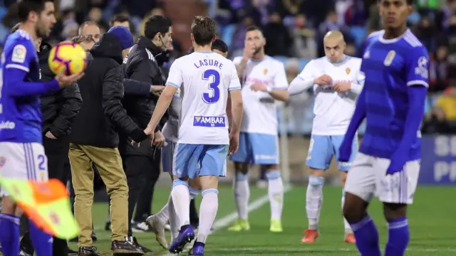 Momento en el que Lasure abandona el campo lesionado ante el Oviedo y es suplido por Aguirre. Era el minuto 70 y el marcador aún era 0-0.