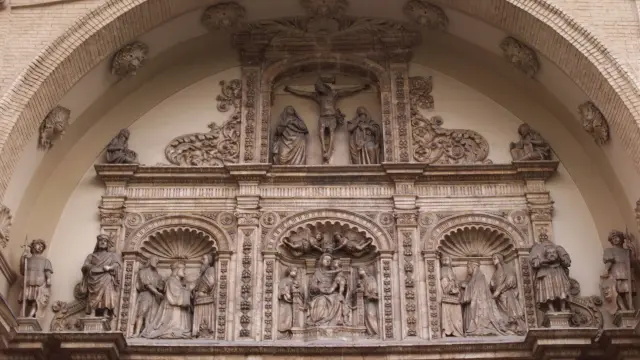 San Lamberto, con su cabeza en la mano, aparece en la fachada de la iglesia de Santa Engracia.