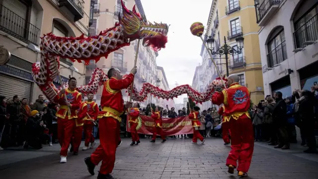 Un dragón gigante ha recorrido las calles de Zaragoza este domingo