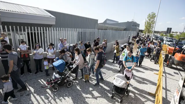 Una de las concentraciones de los padres y madres en a las puertas del colegio Parque Venecia.