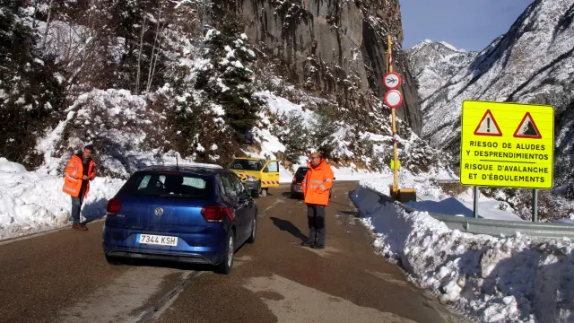 En los últimos días la nieve ha complicado el tráfico en numerosas carreteras del Pirineo.