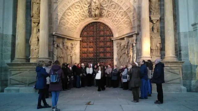 La visita ha hecho una parada en la catedral de Santa María de la Huerta.