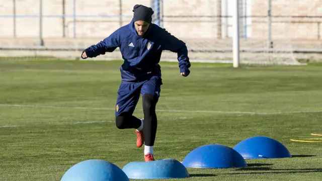 Diogo Verdasca trabaja en un ejercicio físico sobre el césped de la Ciudad Deportiva.