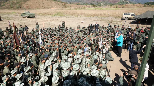 Maduro hablando para un grupo de soldados este domingo.