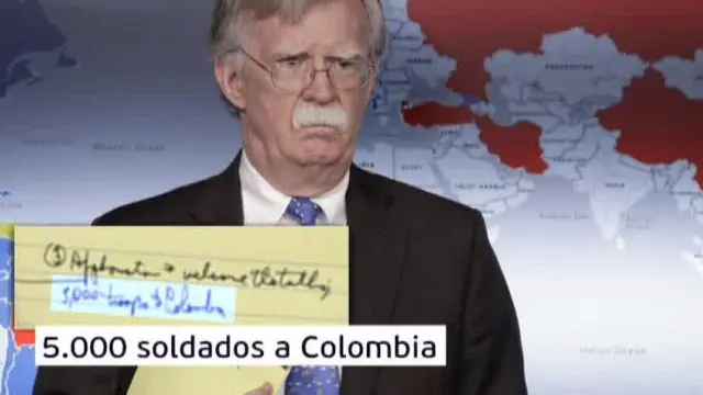 Una nota en la libreta del asesor de Seguridad Nacional, John Bolton, decía "5.000 tropas a Colombia".