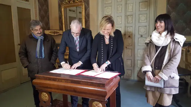 Momento de la firma del convenio entre la consejera Marta Gastón y el alcalde de Monzón, Álvaro Burrell